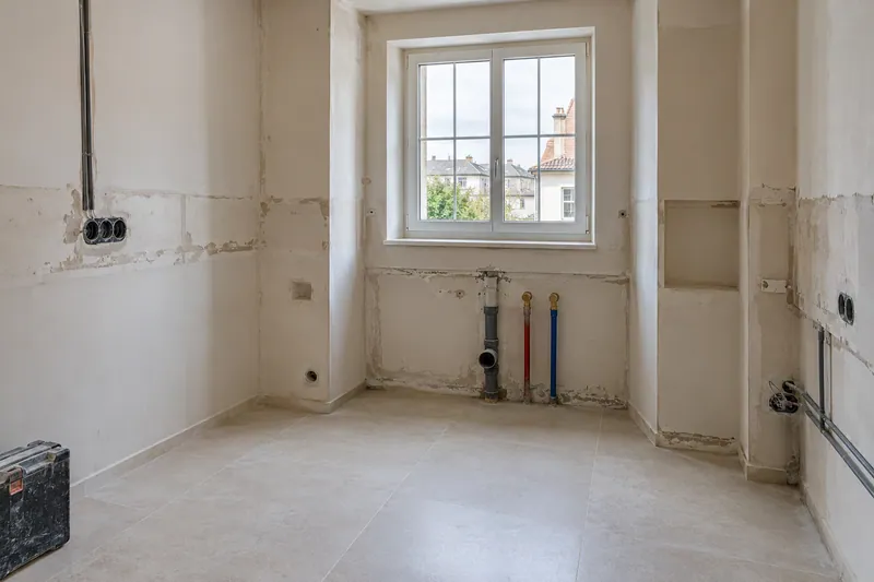 Visualización conceptual IA: Tuberías de suministro y desagüe durante la renovación de una cocina.